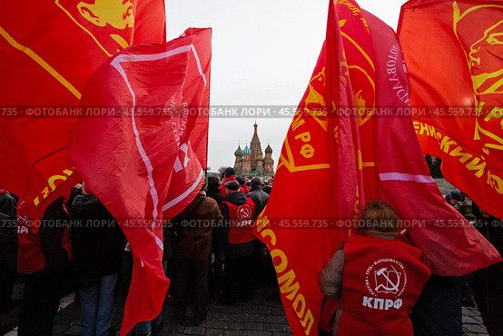 21.01.2023, Москва. Люди с флагами на Красной площади во время акции по случаю Дня памяти В. И. Ленина. Редакционное фото, фотограф Дмитрий Киселёв / Фотобанк Лори