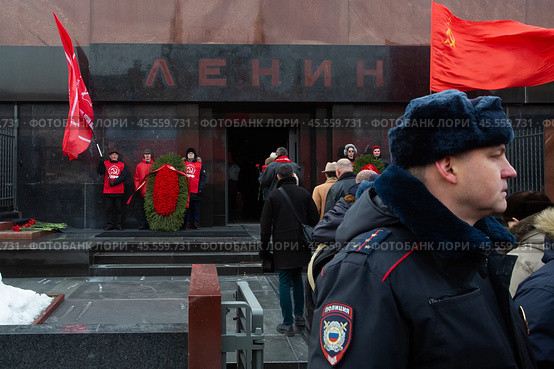 21.01.2023, Москва. Представители партии КПРФ возлагают цветы к Мавзолею по случаю Дня памяти В. И. Ленина. Редакционное фото, фотограф Дмитрий Киселёв / Фотобанк Лори
