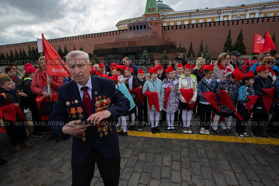 21.05.2023, Москва, Красная Площадь. Торжественный приём в пионеры. Дети в пилотках и с пионерскими галстуками на Красной Площади. Редакционное фото, фотограф Дмитрий Киселёв / Фотобанк Лори