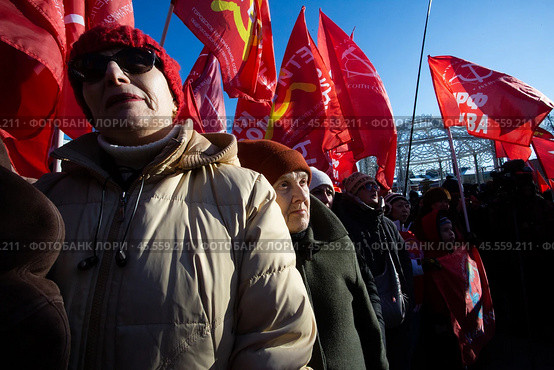 23.02.2023, Москва. Акция КПРФ по случаю 105-й годовщины Рабоче-Крестьянской Красной Армии и в поддержку специальной военно-политической операции Российской Армии. Люди слушают выступление оратора на митинге. Редакционное фото, фотограф Дмитрий Киселёв / Фотобанк Лори