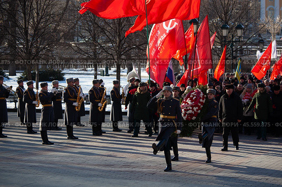 23.02.2023, Москва. Акция КПРФ по возложению цветов к Могиле Неизвестного Солдата у Кремлёвской стены по случаю 105-й годовщины Рабоче-Крестьянской Красной Армии и в поддержку специальной военно-политической операции Российской Армии. Церемония возложения. Редакционное фото, фотограф Дмитрий Киселёв / Фотобанк Лори