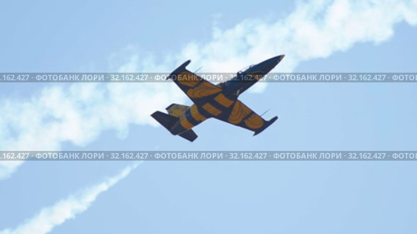 29 AUGUST 2019 MOSCOW, RUSSIA: A blue and yellow reactive plane flying in the sky. Редакционное видео, видеограф Константин Шишкин / Фотобанк Лори