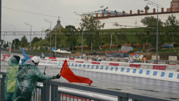 30 августа 2016 Россия, Казань - автошоу Kazan City Racing, День города - сотрудники размахивают флагами на фестивале. Редакционное видео, видеограф Константин Шишкин / Фотобанк Лори