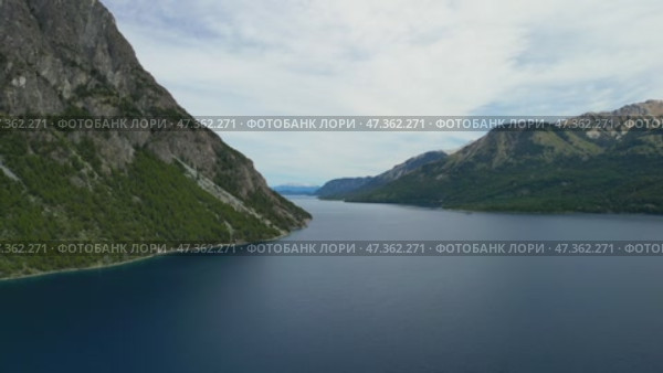 4K видео с дрона: озеро Науэль Уапи в Барилоче летом. Стоковое видео, видеограф Александр Сейгаров / Фотобанк Лори