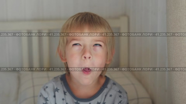 5 years Boy joking, sticking tongue out with silly expression. Child making face. Funny foolishness portrait of little boy in white bedroom. Adorable caucasian kid making crazy and comical gesture. Стоковое видео, видеограф Марина Демидюк / Фотобанк Лори