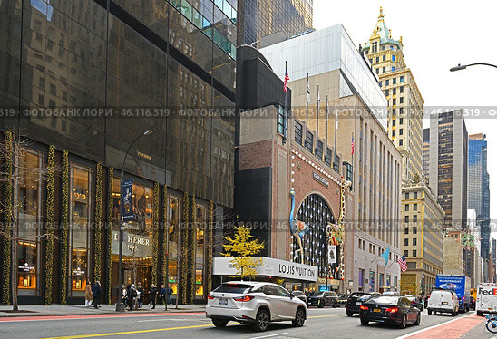 57th Street with Louis Vuitton’s new NYC flagship in New York City. United States. Редакционное фото, фотограф Валерия Попова / Фотобанк Лори