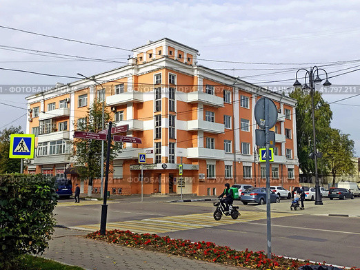 6-й дом Советов - советская архитектура, 1936-й год постройки. Город Ногинск, улица Советская, дом 58, Московская область (2023 год). Редакционное фото, фотограф stargal / Фотобанк Лори