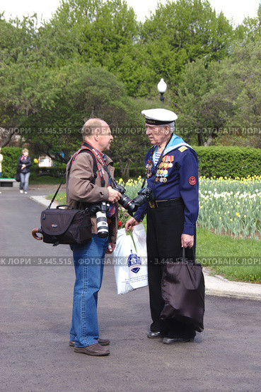 9 мая 2011 года. Москва, парк им.Горького. Встреча двух фотографов. Редакционное фото, фотограф Илюхина Наталья / Фотобанк Лори