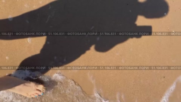 A 50-year-old European woman in a swimsuit walks along the beach in Doha, Qatar. Стоковое видео, видеограф IRYNA ZAKHARANKA / Фотобанк Лори