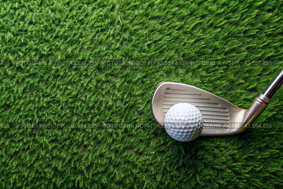 A banner with a view of a green lawn, on which lies a white ball and a metal golf club. An advertisement for a golf game at a country club. Free space for text. Стоковое AI-изображение, AI-художник Photojuli / Фотобанк Лори