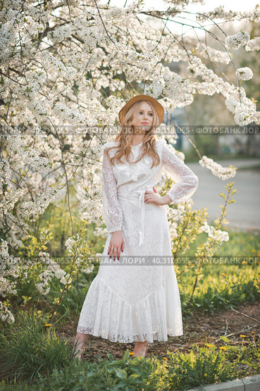 A beautiful girl in a hat among the flowering trees 2723. Стоковое фото, фотограф Алёна Замотаева / Фотобанк Лори