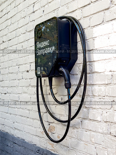 A black charging station on a white background with the inscription "Yandex charging". Russia. Moscow. 05.09.25. Редакционное фото, фотограф Ярославский Максим / Фотобанк Лори