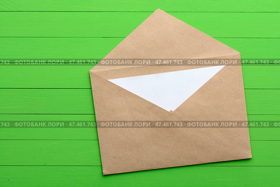 A blank piece of paper with an envelope on green wooden background. Стоковое фото, фотограф Рамиль Гибадуллин / Фотобанк Лори