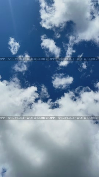A blue sky with a few clouds. Стоковое видео, видеограф Ярославский Максим / Фотобанк Лори