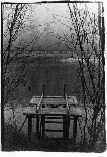 A broken small wooden pier on a forest lake. Стоковое фото, фотограф Александр Клёнов / Фотобанк Лори