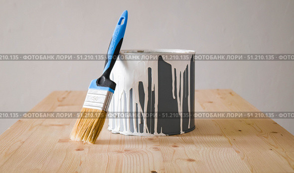 A brush for painting and a can of paint. Стоковое фото, фотограф Енваев Андрей / Фотобанк Лори