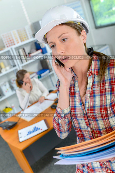 a busy woman is on the phone. Стоковое фото, агентство Ingram Publishing / Фотобанк Лори