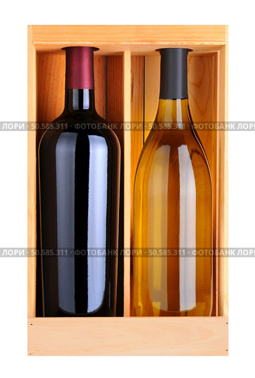A Cabernet Sauvignoon and Chardonnay bottle without labels in a wood gift box. Vertical format isolated on white. Стоковое фото, агентство Ingram Publishing / Фотобанк Лори