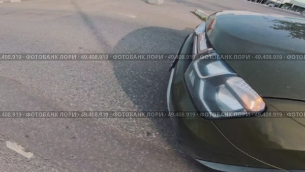 A car is parked on the side of the road. Стоковое видео, видеограф Ярославский Максим / Фотобанк Лори