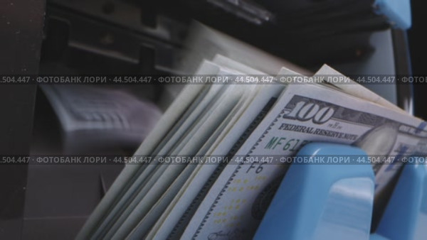 A close-up view of a currency counter, showing the rollers and sensors used to count money. Стоковое видео, видеограф Сергей Толмачёв / Фотобанк Лори