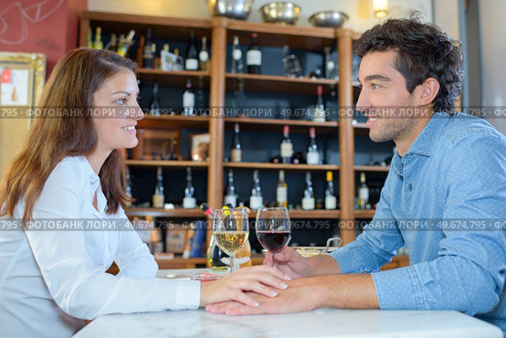 a couple is drinking good wine. Стоковое фото, агентство Ingram Publishing / Фотобанк Лори