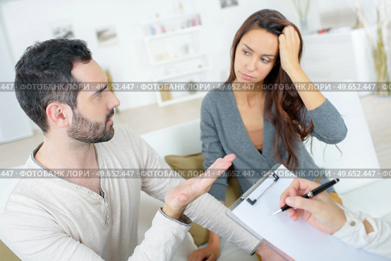 a couple is having therapy. Стоковое фото, агентство Ingram Publishing / Фотобанк Лори