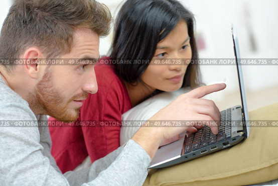 a couple is pointing at something. Стоковое фото, агентство Ingram Publishing / Фотобанк Лори