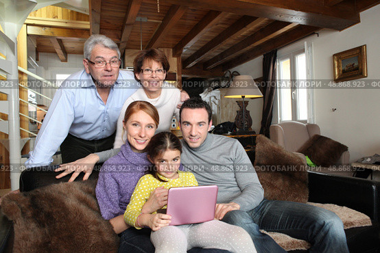 A cozy family portrait. Стоковое фото, агентство Ingram Publishing / Фотобанк Лори