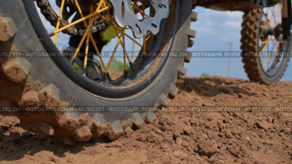 A cross-country sports motorcycle starts off on a dirt track and skids off into the distance. Motocross classes. Стоковое видео, видеограф Ярославский Максим / Фотобанк Лори