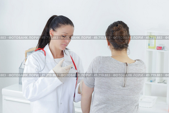 a doctor injecting patients hand. Стоковое фото, агентство Ingram Publishing / Фотобанк Лори