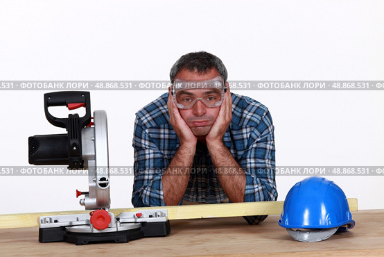 A fed-up and bored tradesman. Стоковое фото, агентство Ingram Publishing / Фотобанк Лори