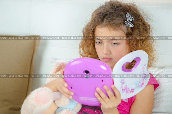 a female child is playing. Стоковое фото, агентство Ingram Publishing / Фотобанк Лори