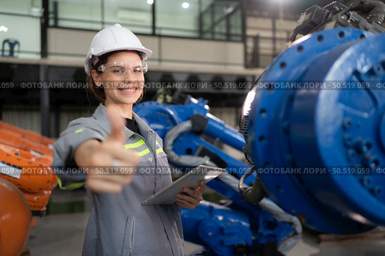 A female engineer completed the updating software and calibrating a robotics arm, Ready to deliver to the next customer. Стоковое фото, агентство Ingram Publishing / Фотобанк Лори