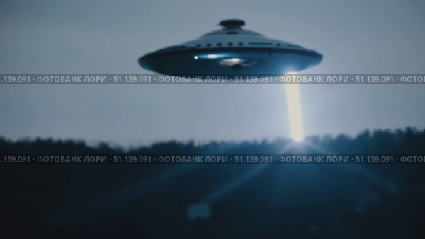 A flying saucer hovers above a dark forest, emitting a bright beam of light in the evening sky. Стоковое AI-видео, аниматор Данила Большаков / Фотобанк Лори