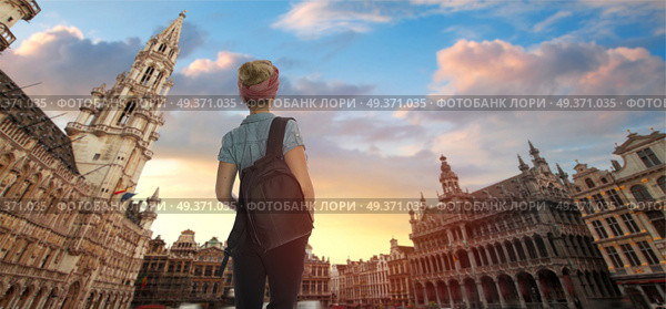 A girl is walking around the evening in Brussels. Belgium. Стоковое фото, агентство Ingram Publishing / Фотобанк Лори