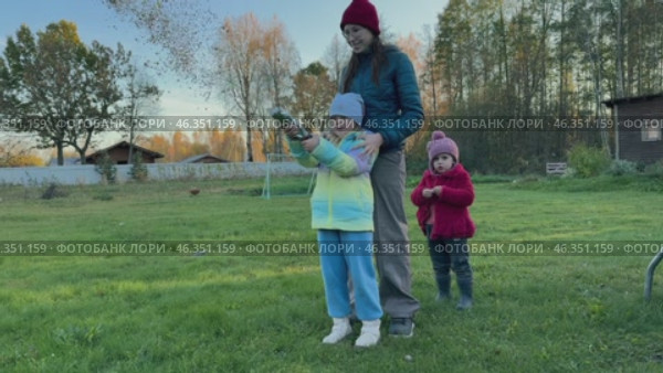 A girl opens a confetti firecracker on the street with her friends. Стоковое видео, видеограф Ирина Старикова / Фотобанк Лори