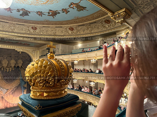 A girl with binoculars at the Mariinsky Theatre. June 8, Saint Petersburg, Russia. Редакционное фото, фотограф Луиза Налимова / Фотобанк Лори
