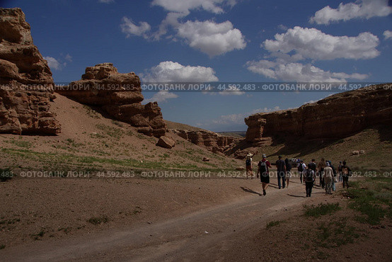 A group of tourists conducts an educational tour in the Chary canyon. Kazakhstan. Charyn Canyon. 31.08.24 (2024 год). Редакционное фото, фотограф Ярославский Максим / Фотобанк Лори