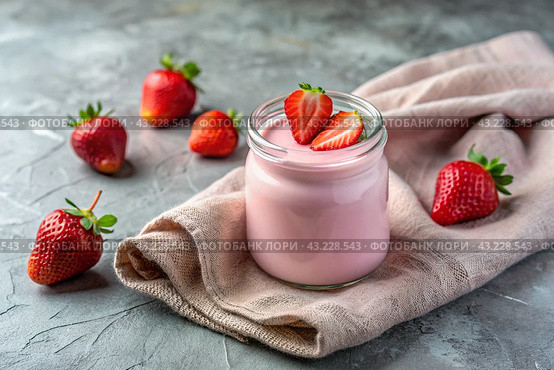 A healthy, healthy breakfast. Homemade strawberry yogurt with fresh strawberries, vintage spoon and towel on a stylish gray background. Стоковое AI-изображение, AI-художник Photojuli / Фотобанк Лори