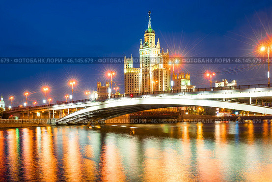 A high-rise building on Kotelnicheskaya embankment and Bolshoy Ustinsky bridge at night. Moscow (2010 год). Стоковое фото, фотограф Константин Лабунский / Фотобанк Лори