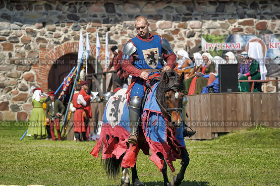 A knight with a spear on a horse at the Russian Fortress festival of historical reconstruction (2014 год). Редакционное фото, фотограф Анна Кривицкая / Фотобанк Лори
