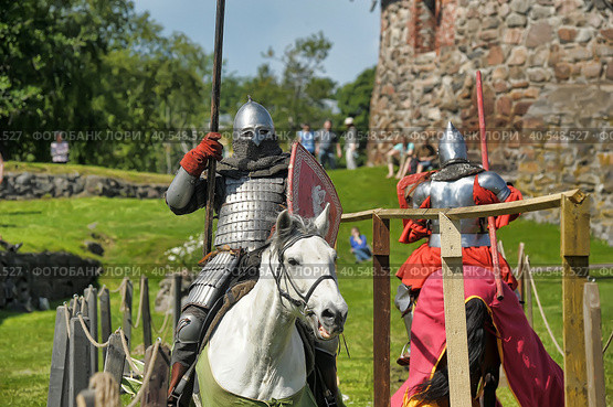 A knight with a spear on a horse at the Russian Fortress festival of historical reconstruction (2014 год). Редакционное фото, фотограф Анна Кривицкая / Фотобанк Лори