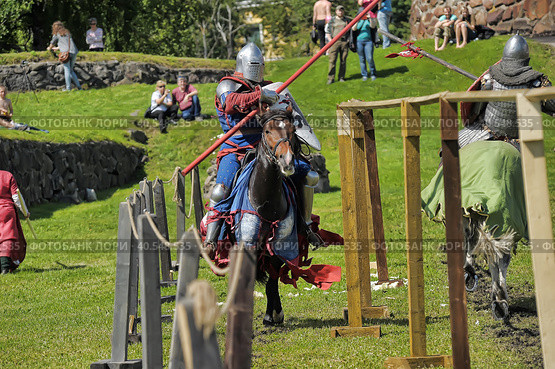 A knight with a spear on a horse at the Russian Fortress festival of historical reconstruction (2014 год). Редакционное фото, фотограф Анна Кривицкая / Фотобанк Лори