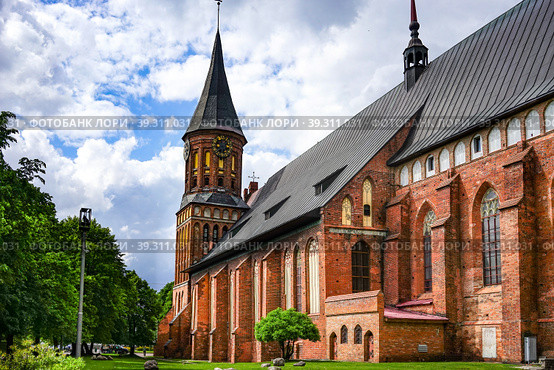 A landmark of the ancient city Cathedral under the cloudy sky among the green trees (2016 год). Стоковое фото, фотограф Виктория Кольцова / Фотобанк Лори