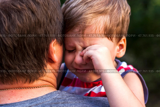A little boy is crying while being in his father's arms, snuggling up to him to feel protected. Стоковое фото, фотограф Алина Лебедь / Фотобанк Лори