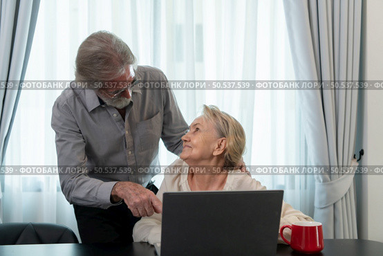 A long-term relationship that lasts until old age. characterized by unchanging love and also uses technology to communicate with children without interruption. Стоковое фото, агентство Ingram Publishing / Фотобанк Лори