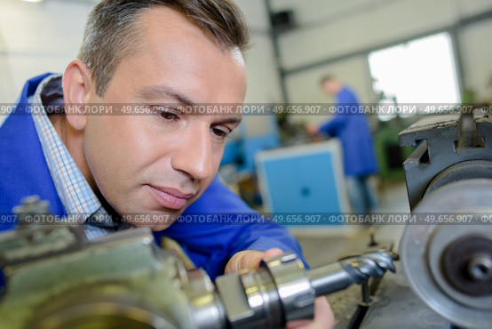 a male mechanic in the shop. Стоковое фото, агентство Ingram Publishing / Фотобанк Лори
