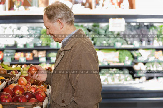 A man holding an apple. Стоковое фото, фотограф Shannon Fagan / PantherMedia / Фотобанк Лори