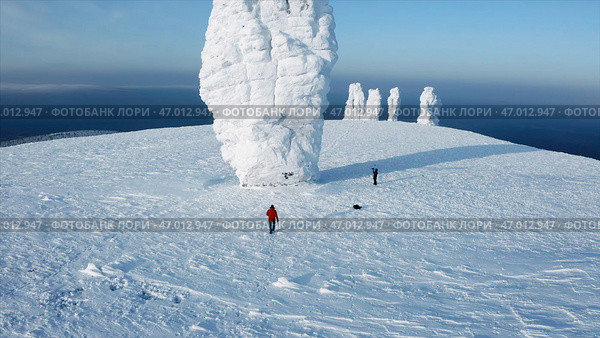 A man in warm clothes with an empty desert in subzero temperatures. Стоковое фото, фотограф David Kashakhi / Фотобанк Лори