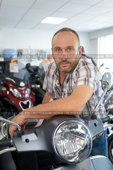 a man with motorcycle workshop. Стоковое фото, агентство Ingram Publishing / Фотобанк Лори